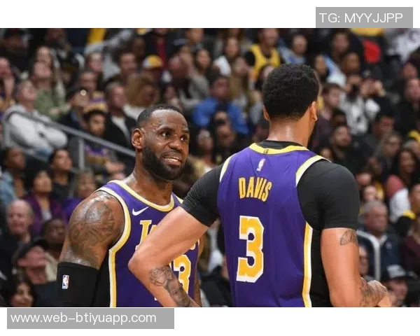 詹姆斯回忆与戴维斯的冠军之路感慨对独行侠的情感对决 詹姆斯回忆与戴维斯的冠军之路感慨对独行侠的情感对决