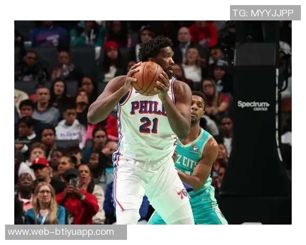 恩比德背打里夫斯巧妙转身却错失关键跳投遗憾未能得分 恩比德背打里夫斯巧妙转身却错失关键跳投遗憾未能得分