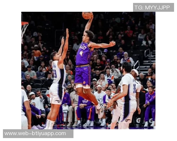 布克创历史新高前八场场均30分5助攻命中率超五成三分命中率达四成 布克创历史新高前八场场均30分5助攻命中率超五成三分命中率达四成