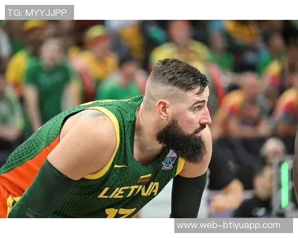 瓦兰丘纳斯半场高效表现10分8板4助力助球队争胜 瓦兰丘纳斯半场高效表现10分8板4助力助球队争胜